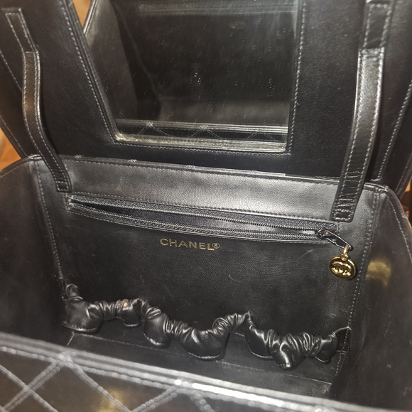 CHANEL Black Quilted Crossbody Bag with Gold Hardware - Picture 9 of 16